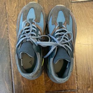 FAKE Yeezy Boost 700